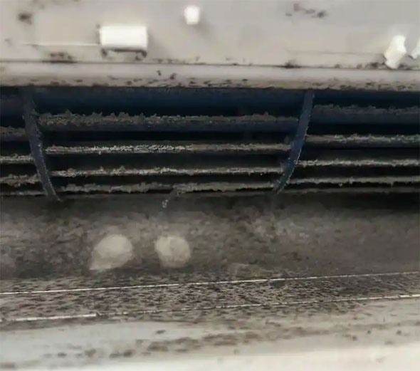 八步空调吹的风有股烧焦味是怎么回事